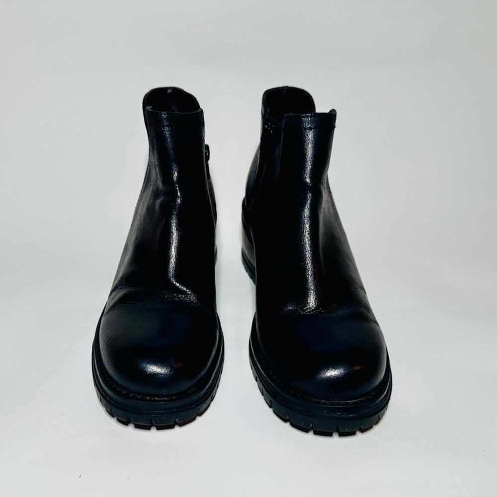 Preloved SoftMoc Black Leather Ankle Booties